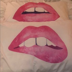 BETCHES Lips pillow cases